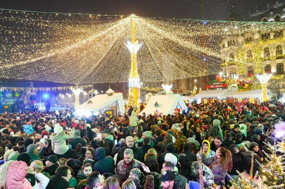 Zeci de mii de oameni au participat la deschiderea Târgului de Crăciun de la Craiova. Moşul s-a dat pe tiroliană, spre bucuria tuturor 1023629