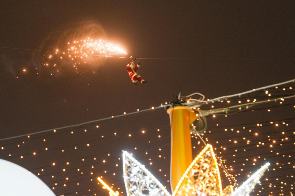 Zeci de mii de oameni au participat la deschiderea Târgului de Crăciun de la Craiova. Moşul s-a dat pe tiroliană, spre bucuria tuturor 1023630