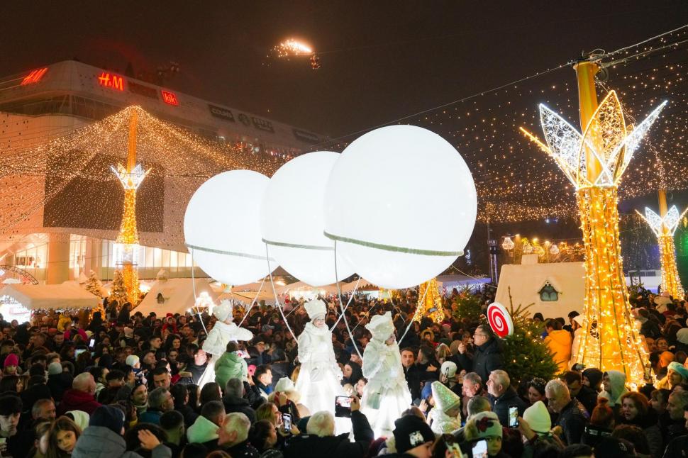 Zeci de mii de oameni au participat la deschiderea Târgului de Crăciun de la Craiova. Moşul s-a dat pe tiroliană, spre bucuria tuturor 1023631