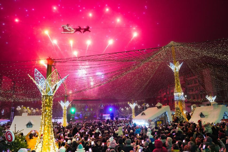 Zeci de mii de oameni au participat la deschiderea Târgului de Crăciun de la Craiova. Moşul s-a dat pe tiroliană, spre bucuria tuturor 1023632