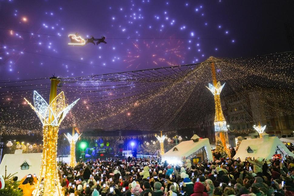 Zeci de mii de oameni au participat la deschiderea Târgului de Crăciun de la Craiova. Moşul s-a dat pe tiroliană, spre bucuria tuturor 1023633