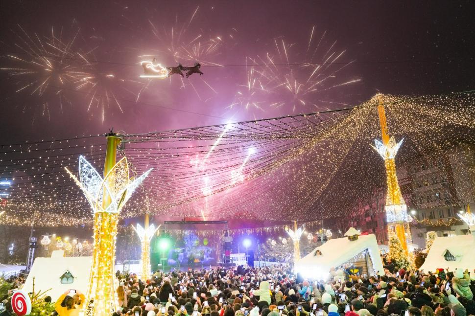 Zeci de mii de oameni au participat la deschiderea Târgului de Crăciun de la Craiova. Moşul s-a dat pe tiroliană, spre bucuria tuturor 1023635