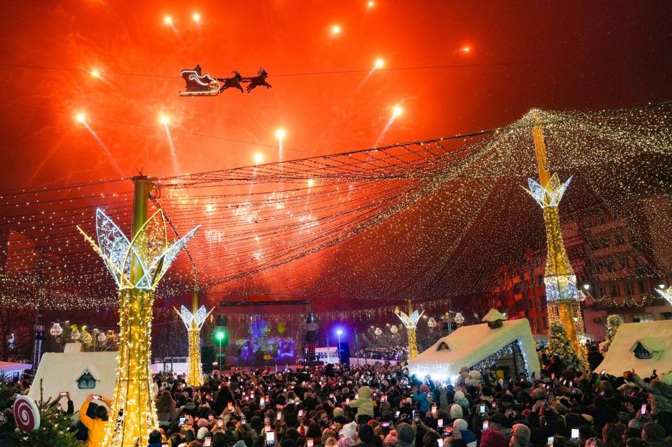 Zeci de mii de oameni au participat la deschiderea Târgului de Crăciun de la Craiova. Moşul s-a dat pe tiroliană, spre bucuria tuturor 1023636