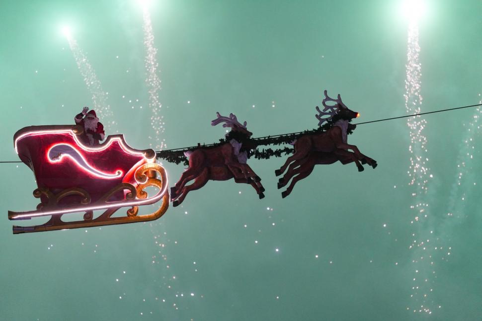 Zeci de mii de oameni au participat la deschiderea Târgului de Crăciun de la Craiova. Moşul s-a dat pe tiroliană, spre bucuria tuturor 1023637