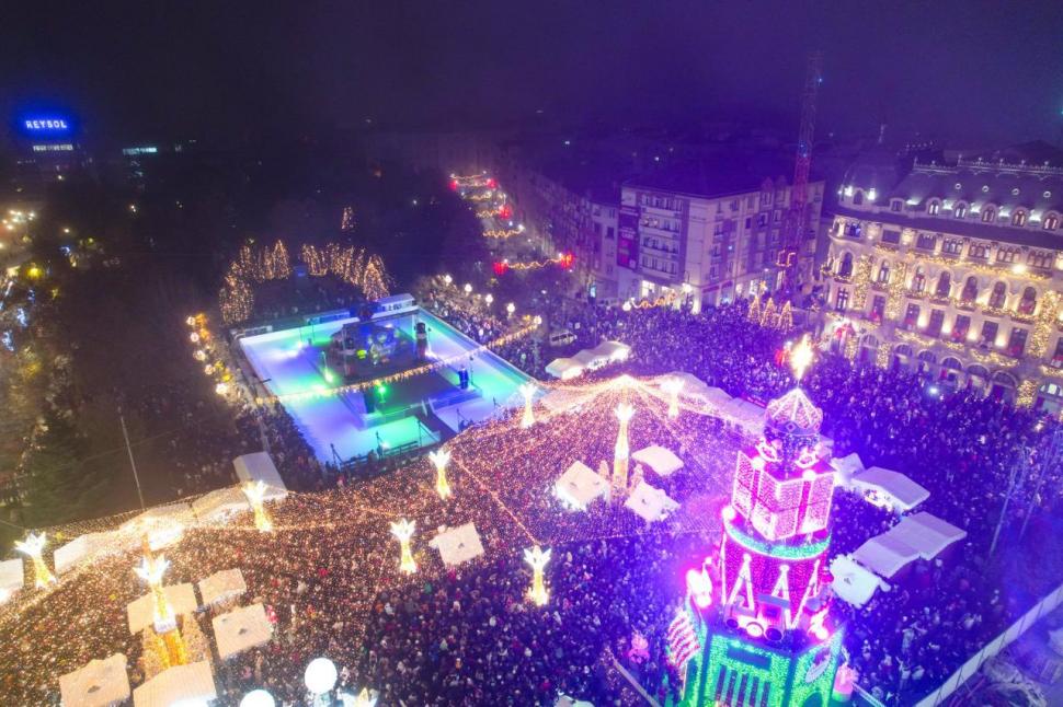 Zeci de mii de oameni au participat la deschiderea Târgului de Crăciun de la Craiova. Moşul s-a dat pe tiroliană, spre bucuria tuturor 1023642