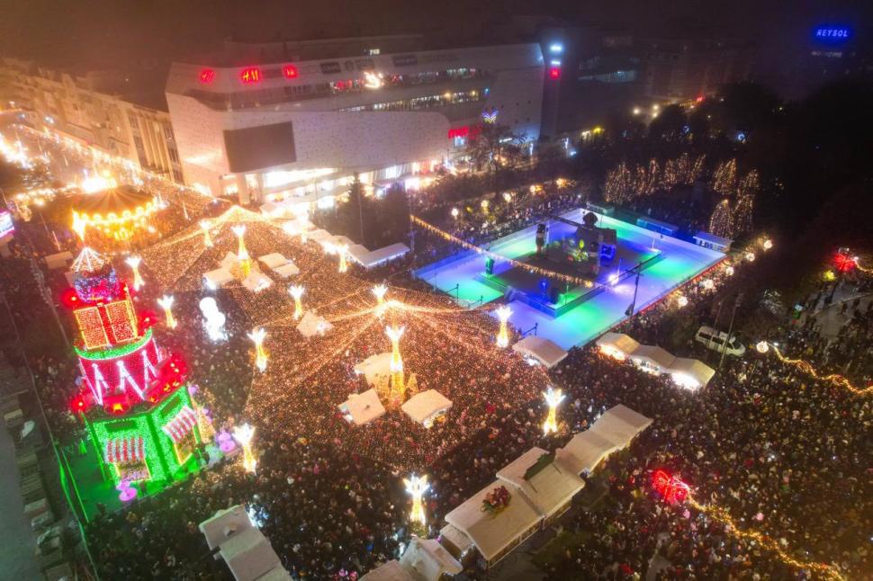 Cum arată Târgul de Crăciun din Craiova. Peste 100.000 de oameni i-au trecut pragul în prima zi 1023708