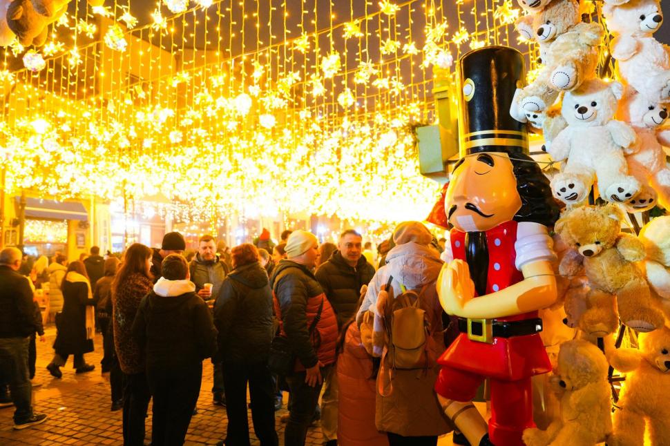 Cum arată Târgul de Crăciun din Craiova. Peste 100.000 de oameni i-au trecut pragul în prima zi 1023712