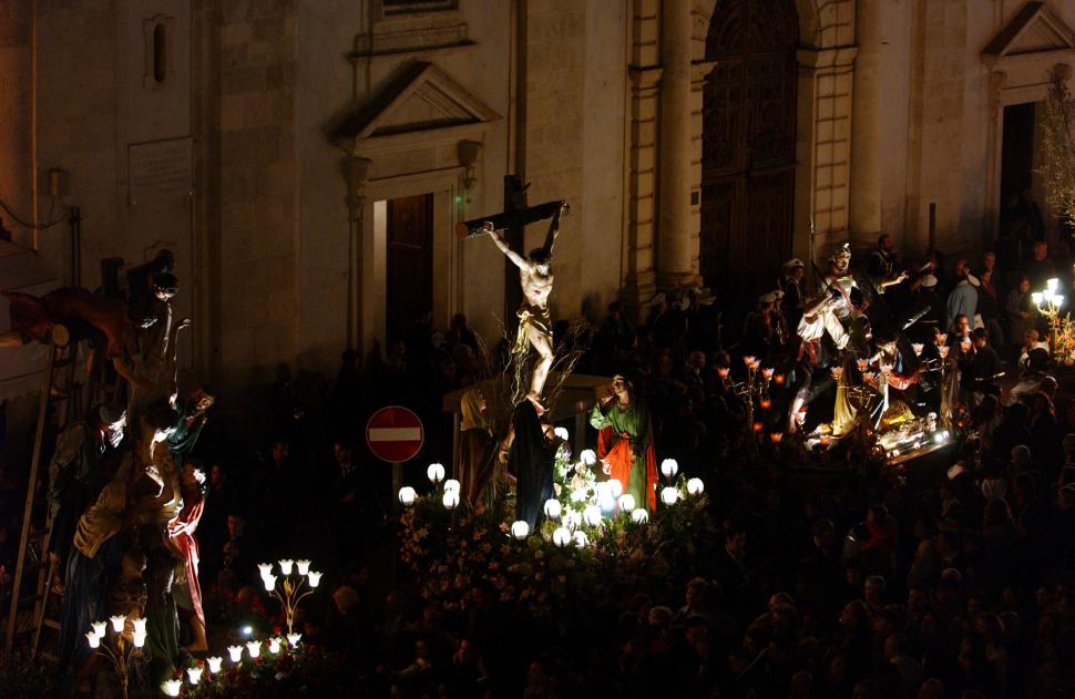 În timp ce restul lumii e cu gândul la Crăciun, un oraș din Italia se pregătește de Paște. Ce se ascunde în spatele obiceiului 1022722