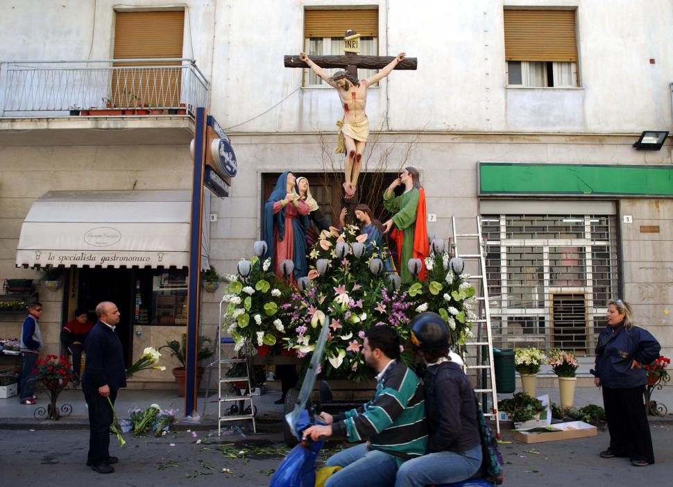 În timp ce restul lumii e cu gândul la Crăciun, un oraș din Italia se pregătește de Paște. Ce se ascunde în spatele obiceiului 1022723