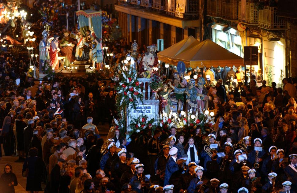 În timp ce restul lumii e cu gândul la Crăciun, un oraș din Italia se pregătește de Paște. Ce se ascunde în spatele obiceiului 1022725