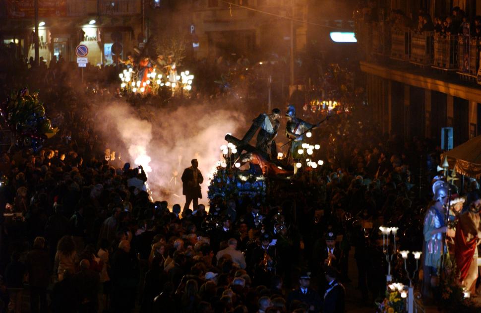 În timp ce restul lumii e cu gândul la Crăciun, un oraș din Italia se pregătește de Paște. Ce se ascunde în spatele obiceiului 1022726