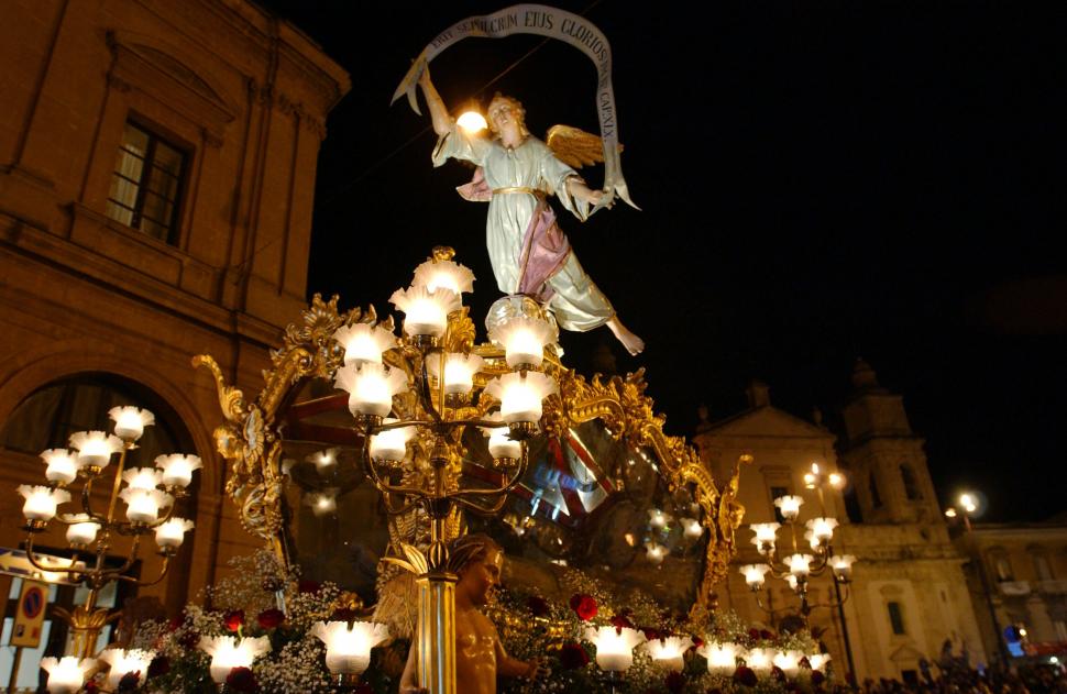 În timp ce restul lumii e cu gândul la Crăciun, un oraș din Italia se pregătește de Paște. Ce se ascunde în spatele obiceiului 1022727