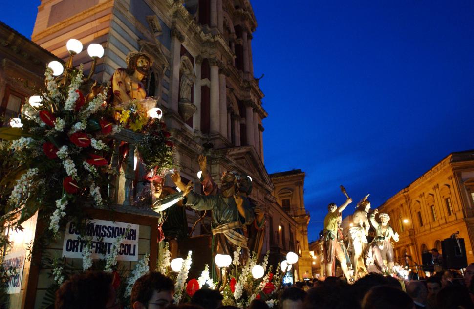 În timp ce restul lumii e cu gândul la Crăciun, un oraș din Italia se pregătește de Paște. Ce se ascunde în spatele obiceiului 1022728