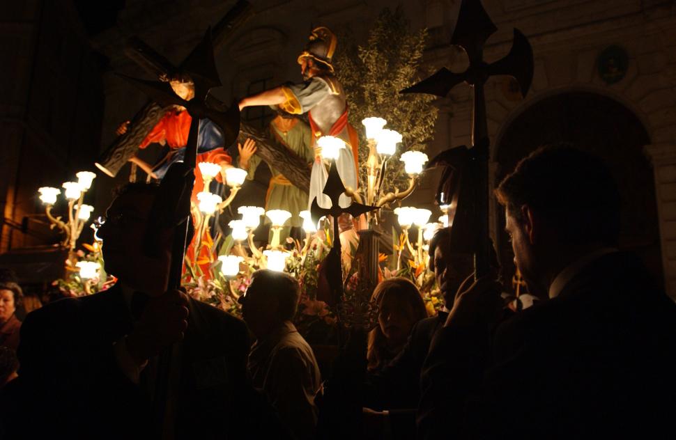 În timp ce restul lumii e cu gândul la Crăciun, un oraș din Italia se pregătește de Paște. Ce se ascunde în spatele obiceiului 1022729