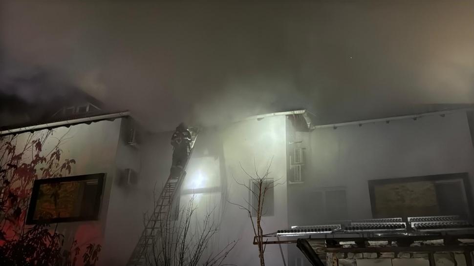 Incendiu la o pensiune din Tulcea: aproape 50 de oameni s-au autoevacuat, iar administratorul clăririi a suferit arsuri 1023809