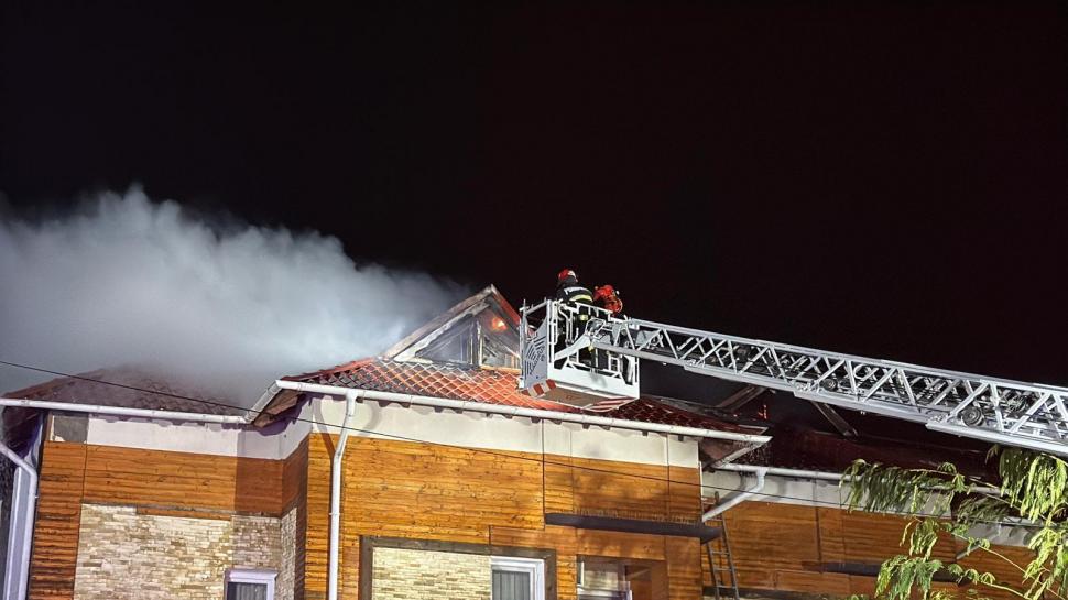 Incendiu la o pensiune din Tulcea: aproape 50 de oameni s-au autoevacuat, iar administratorul clăririi a suferit arsuri 1023810