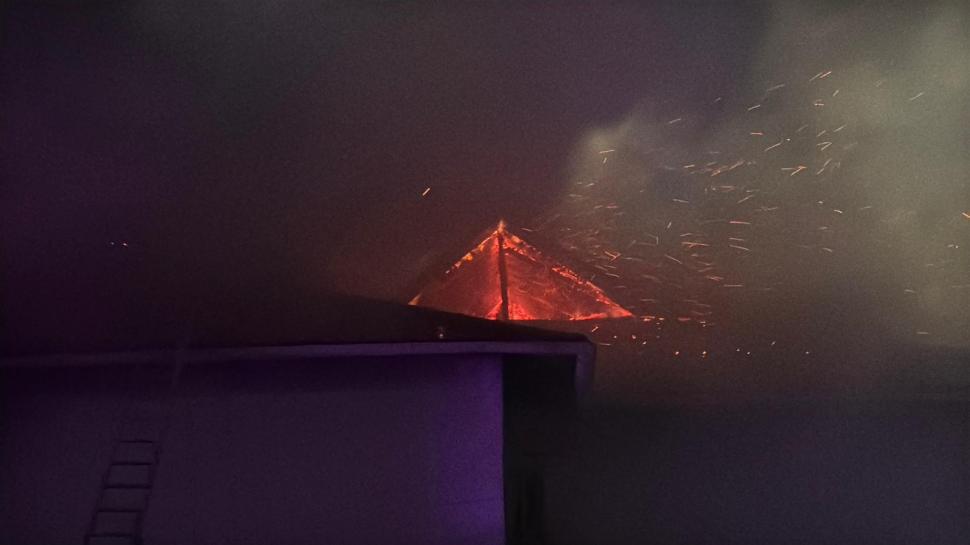 Incendiu la o pensiune din Tulcea: aproape 50 de oameni s-au autoevacuat, iar administratorul clăririi a suferit arsuri 1023811