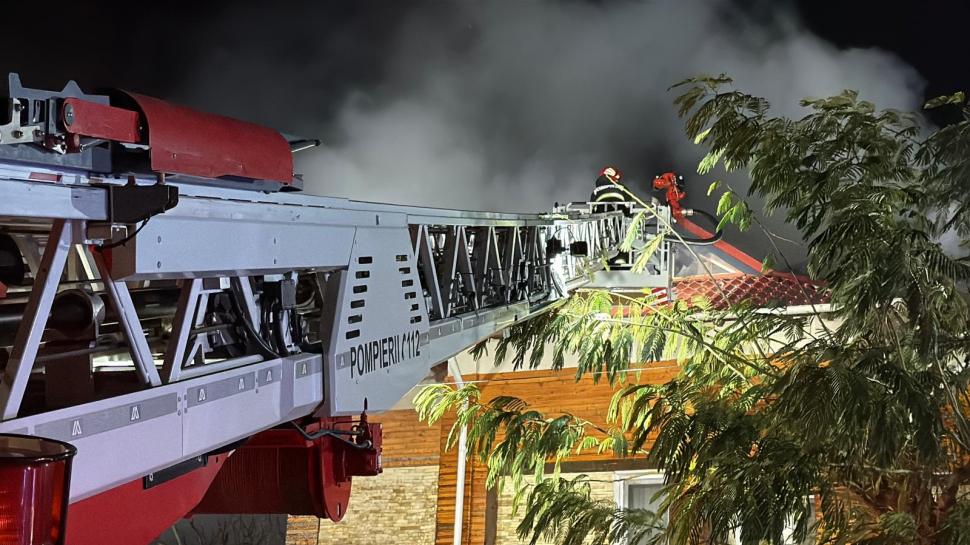 Incendiu la o pensiune din Tulcea: aproape 50 de oameni s-au autoevacuat, iar administratorul clăririi a suferit arsuri 1023812