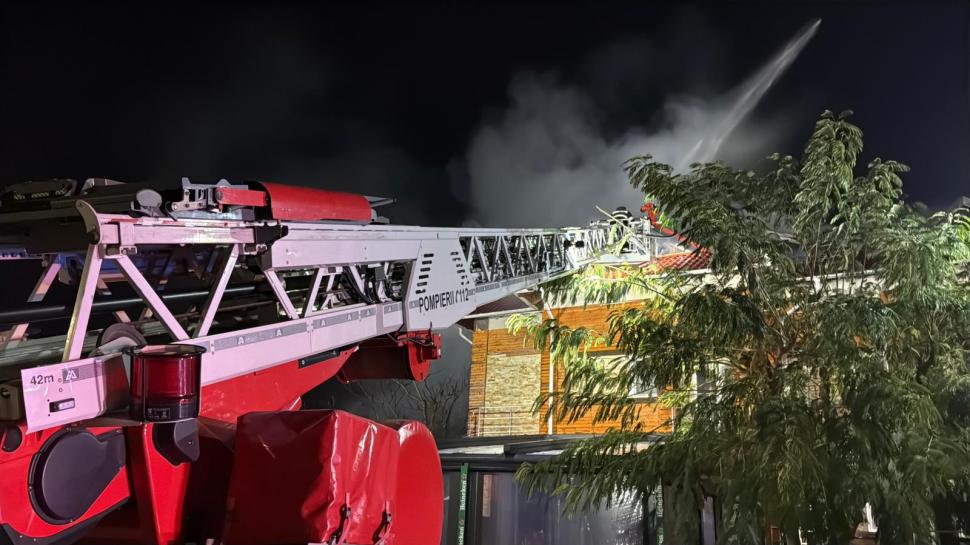 Incendiu la o pensiune din Tulcea: aproape 50 de oameni s-au autoevacuat, iar administratorul clăririi a suferit arsuri 1023814