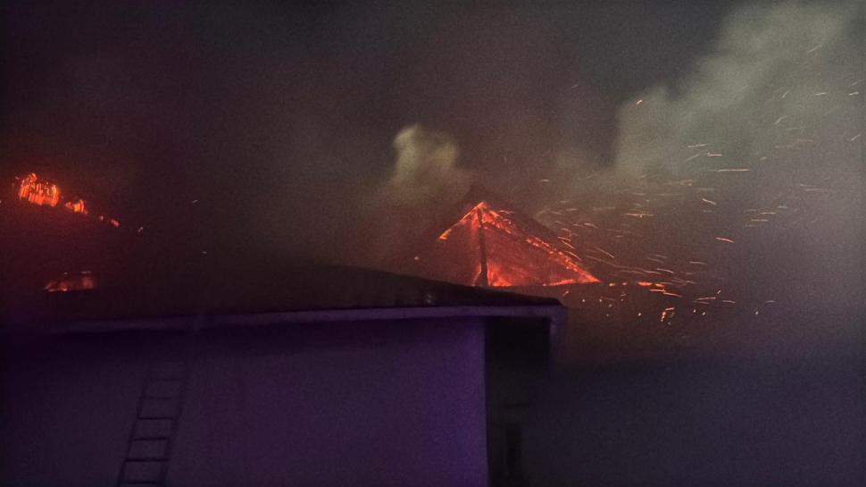 Incendiu la o pensiune din Tulcea: aproape 50 de oameni s-au autoevacuat, iar administratorul clăririi a suferit arsuri 1023815