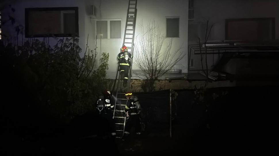 Incendiu la o pensiune din Tulcea: aproape 50 de oameni s-au autoevacuat, iar administratorul clăririi a suferit arsuri 1023816