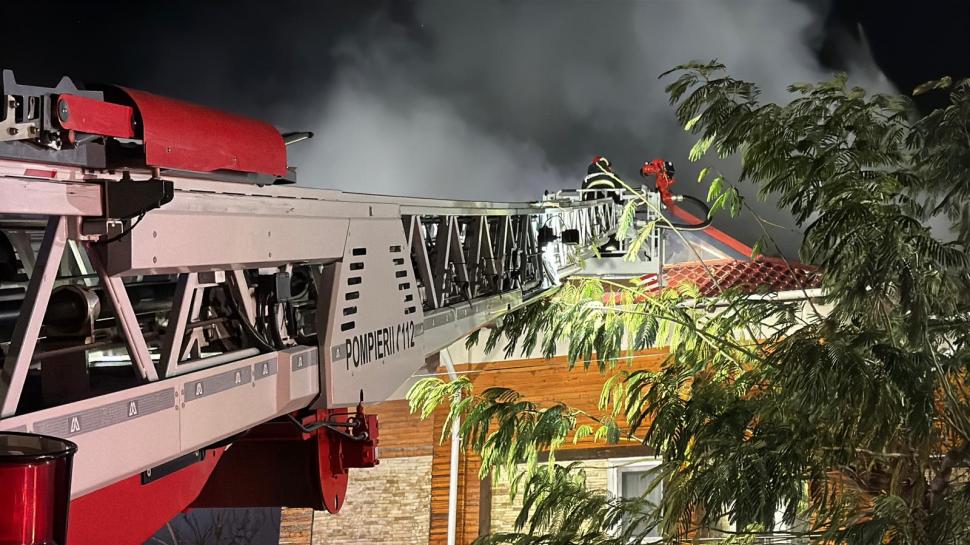 Incendiu la o pensiune din Tulcea: aproape 50 de oameni s-au autoevacuat, iar administratorul clăririi a suferit arsuri 1023817