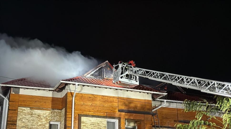 Incendiu la o pensiune din Tulcea: aproape 50 de oameni s-au autoevacuat, iar administratorul clăririi a suferit arsuri 1023818