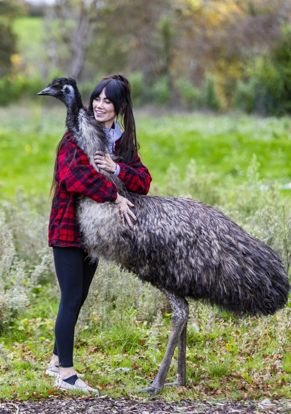 O cântăreață a luat un somnifer într-o seară, iar a doua zi a aflat că și-a comandat online o pasăre emu. Acum „EJ” e parte din familie 1023081