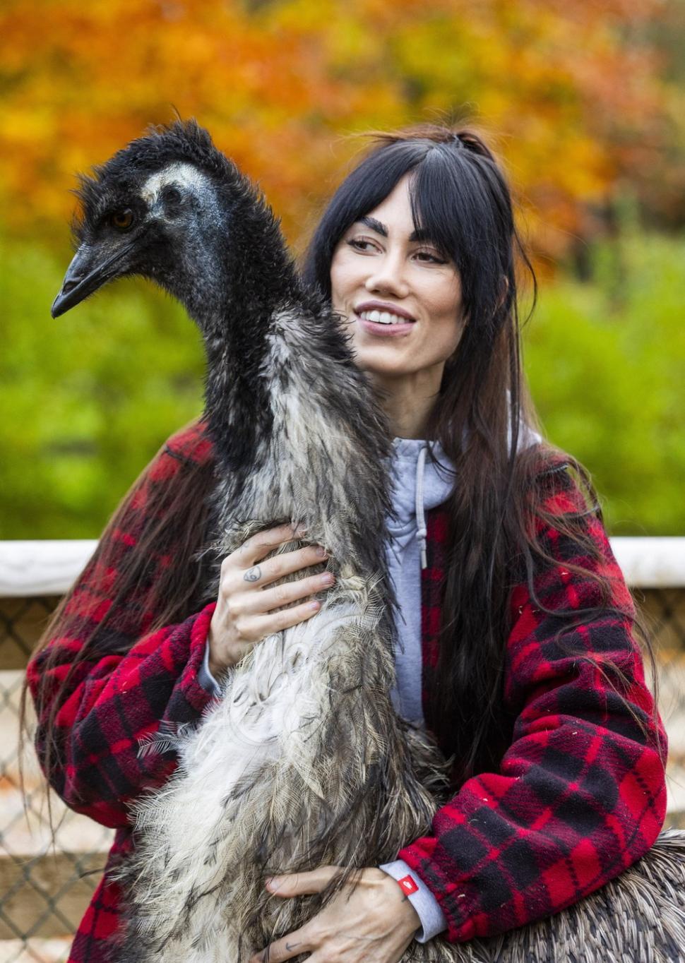 O cântăreață a luat un somnifer într-o seară, iar a doua zi a aflat că și-a comandat online o pasăre emu. Acum „EJ” e parte din familie 1023082