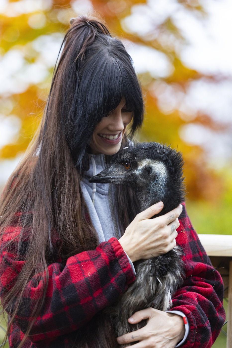 O cântăreață a luat un somnifer într-o seară, iar a doua zi a aflat că și-a comandat online o pasăre emu. Acum „EJ” e parte din familie 1023083