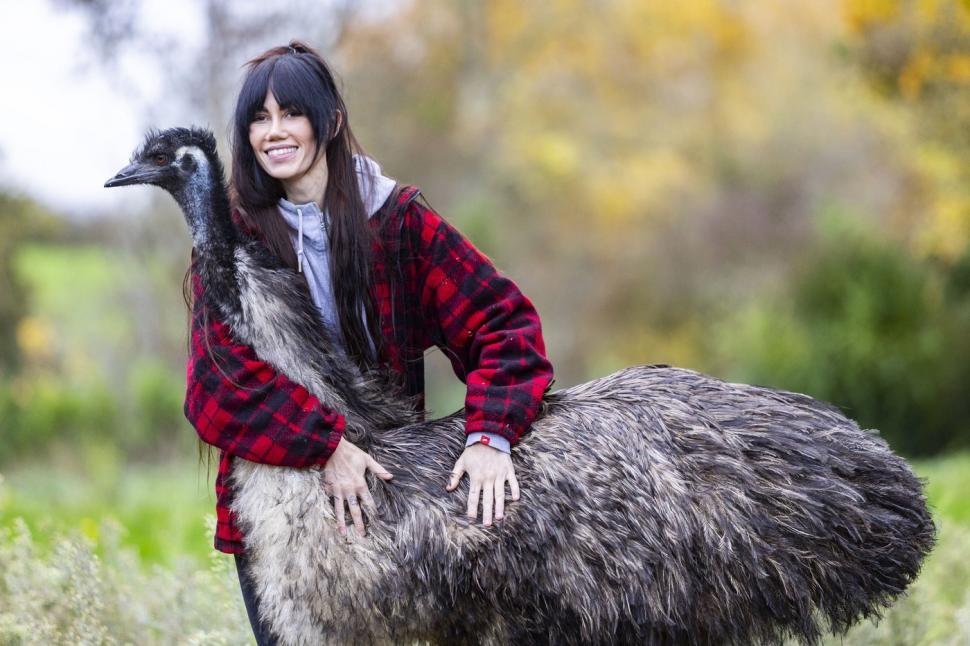 O cântăreață a luat un somnifer într-o seară, iar a doua zi a aflat că și-a comandat online o pasăre emu. Acum „EJ” e parte din familie 1023085