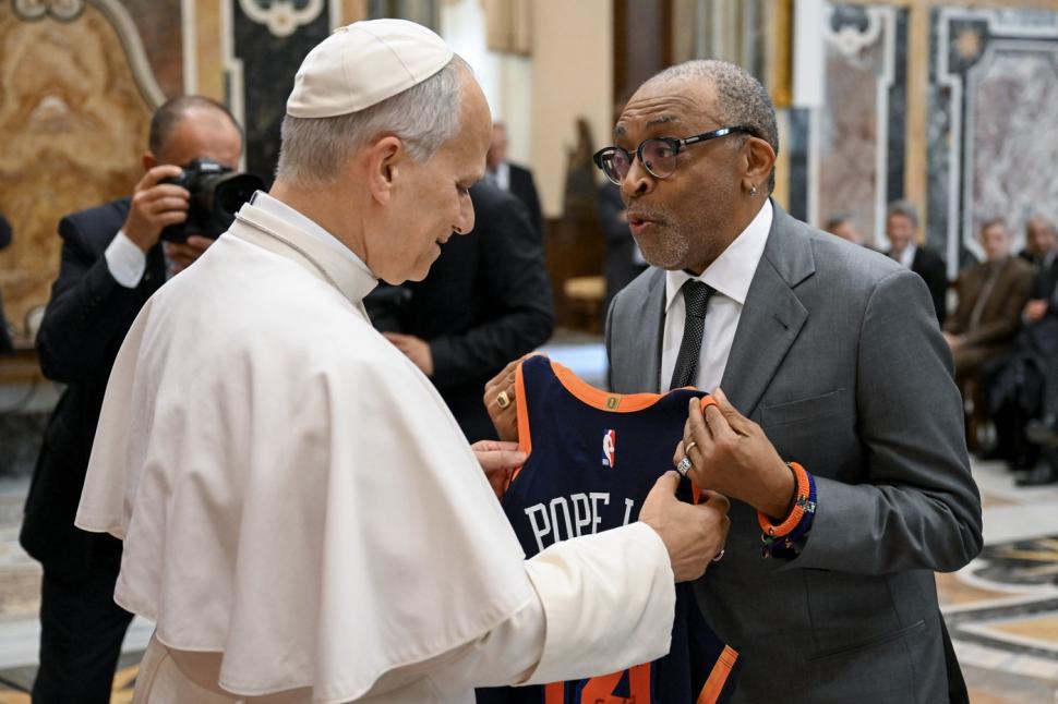 Papa Leon s-a întâlnit la Vatican cu vedete de la Hollywood. Ce cadou a primit Suveranul Pontif din partea regizorului Spike Lee  1023804