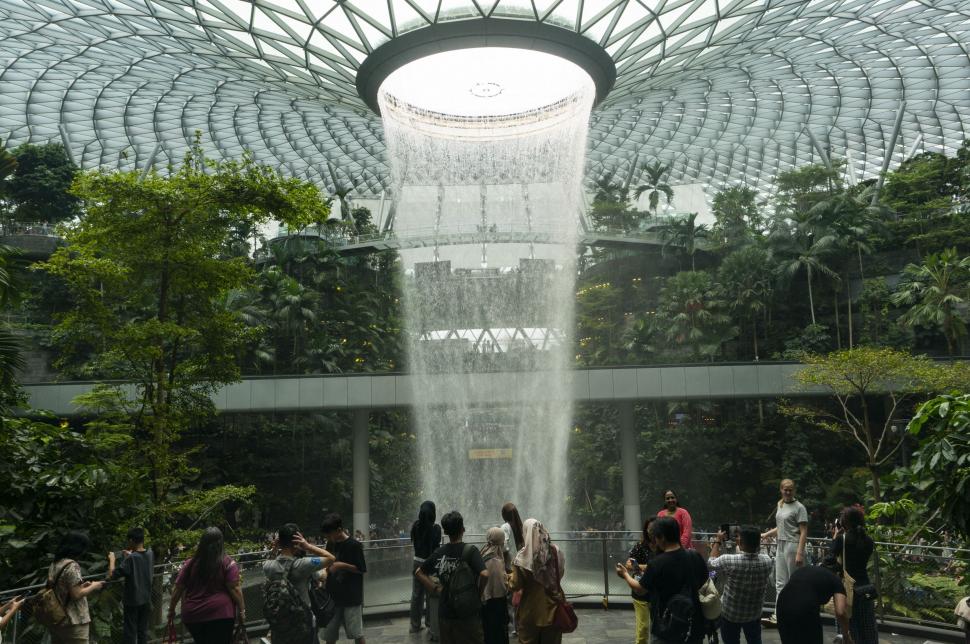 Cea mai înaltă cascadă din lume este într-un aeroport: Cum arată minunea arhitecturală de 40 de metri numită „Vortexul Ploii” 1023502