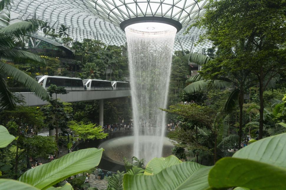 Cea mai înaltă cascadă din lume este într-un aeroport: Cum arată minunea arhitecturală de 40 de metri numită „Vortexul Ploii” 1023503