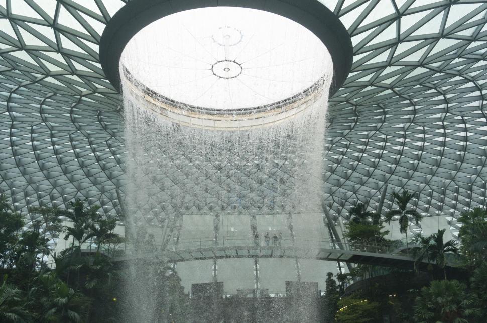 Cea mai înaltă cascadă din lume este într-un aeroport: Cum arată minunea arhitecturală de 40 de metri numită „Vortexul Ploii” 1023504