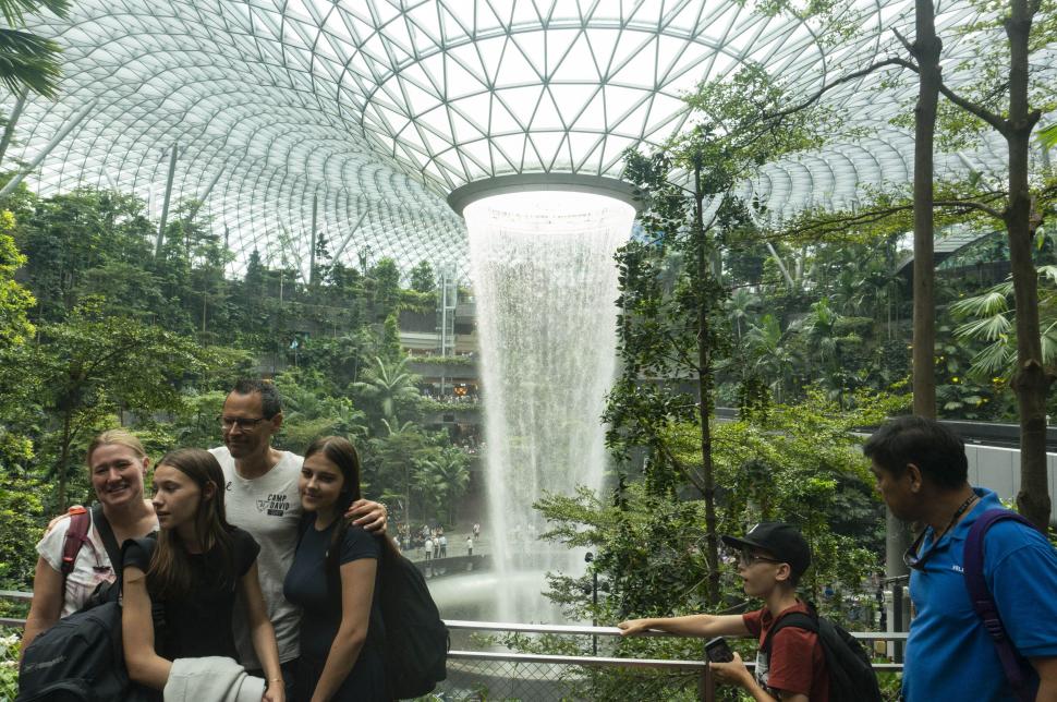 Cea mai înaltă cascadă din lume este într-un aeroport: Cum arată minunea arhitecturală de 40 de metri numită „Vortexul Ploii” 1023505