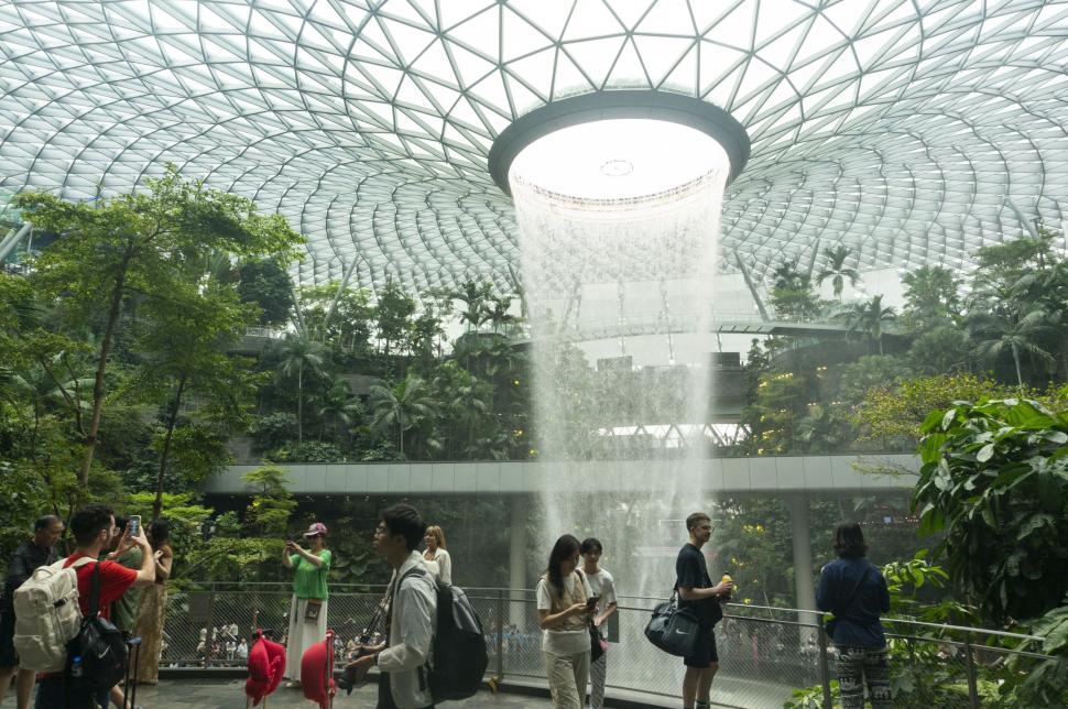 Cea mai înaltă cascadă din lume este într-un aeroport: Cum arată minunea arhitecturală de 40 de metri numită „Vortexul Ploii” 1023506