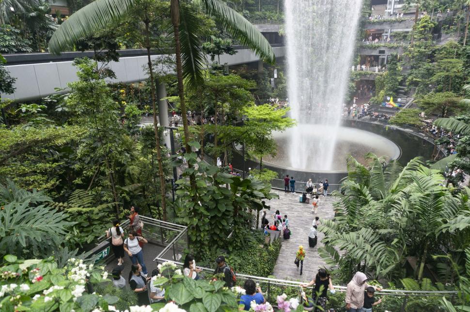 Cea mai înaltă cascadă din lume este într-un aeroport: Cum arată minunea arhitecturală de 40 de metri numită „Vortexul Ploii” 1023507
