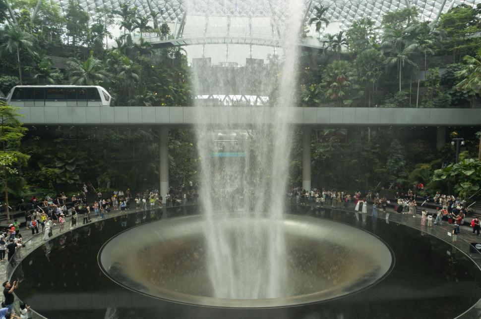 Cea mai înaltă cascadă din lume este într-un aeroport: Cum arată minunea arhitecturală de 40 de metri numită „Vortexul Ploii” 1023508