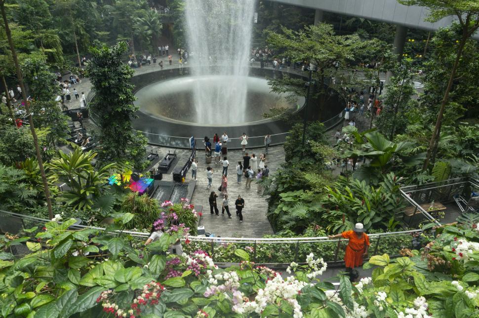 Cea mai înaltă cascadă din lume este într-un aeroport: Cum arată minunea arhitecturală de 40 de metri numită „Vortexul Ploii” 1023509