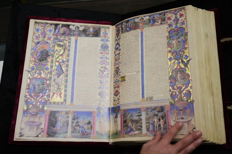 Imagini rare cu o Biblie veche de 6 secole, ilustrată cu aur. "Mona Lisa a manuscriselor iluminate" a fost expusă la Roma  1023836
