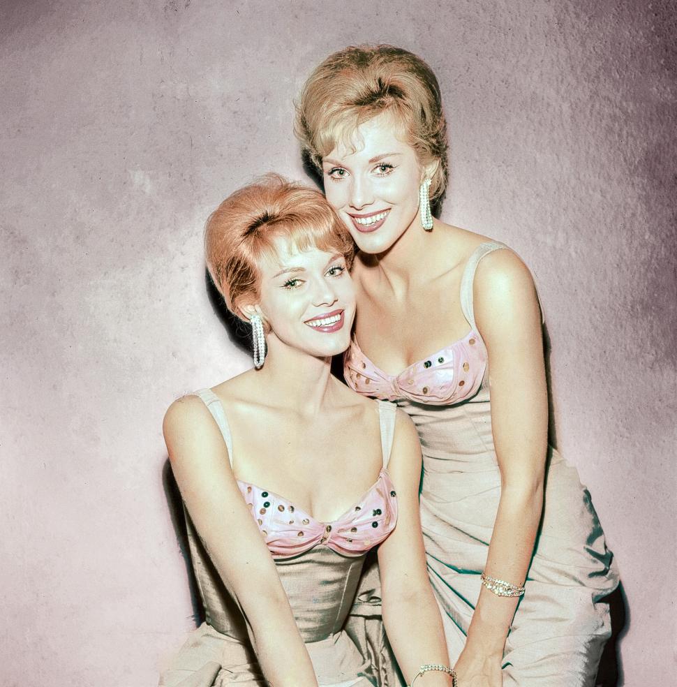 Celebrele gemene Alice şi Ellen Kessler au murit în acelaşi timp. Spuneau că îşi doresc ca cenuşa lor să fie în aceeași urnă 1024152