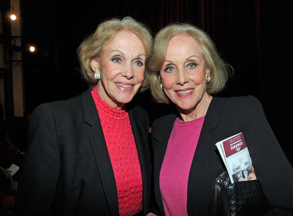 Celebrele gemene Alice şi Ellen Kessler au murit în acelaşi timp. Spuneau că îşi doresc ca cenuşa lor să fie în aceeași urnă 1024154