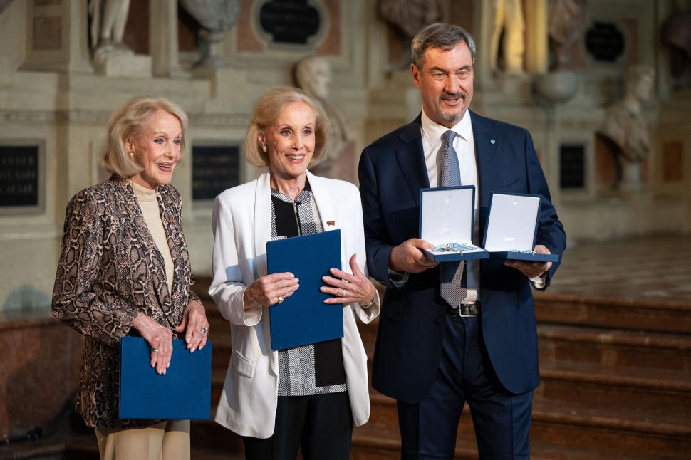 Celebrele gemene Alice şi Ellen Kessler au murit în acelaşi timp. Spuneau că îşi doresc ca cenuşa lor să fie în aceeași urnă 1024157