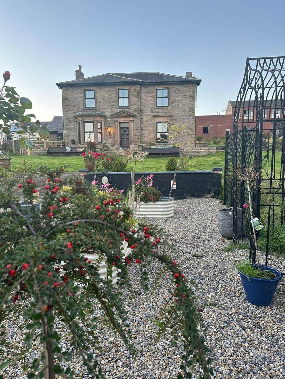 Doi pensionari au fost inspirați să cumpere un conac în ruină pe care l-au renovat, dar acum i-a transformat în niște oameni bogați 1024074