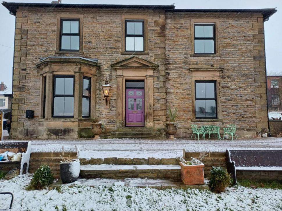 Doi pensionari au fost inspirați să cumpere un conac în ruină pe care l-au renovat, dar acum i-a transformat în niște oameni bogați 1024075