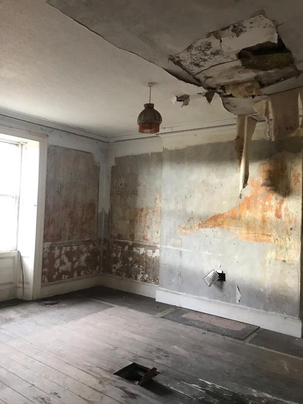 Doi pensionari au fost inspirați să cumpere un conac în ruină pe care l-au renovat, dar acum i-a transformat în niște oameni bogați 1024076