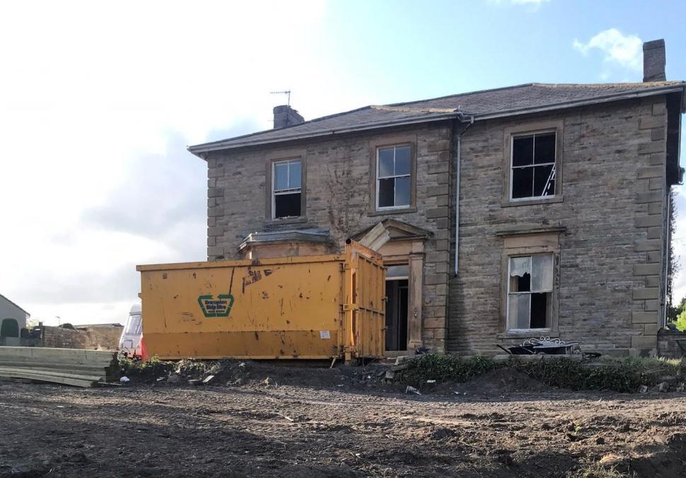 Doi pensionari au fost inspirați să cumpere un conac în ruină pe care l-au renovat, dar acum i-a transformat în niște oameni bogați 1024077