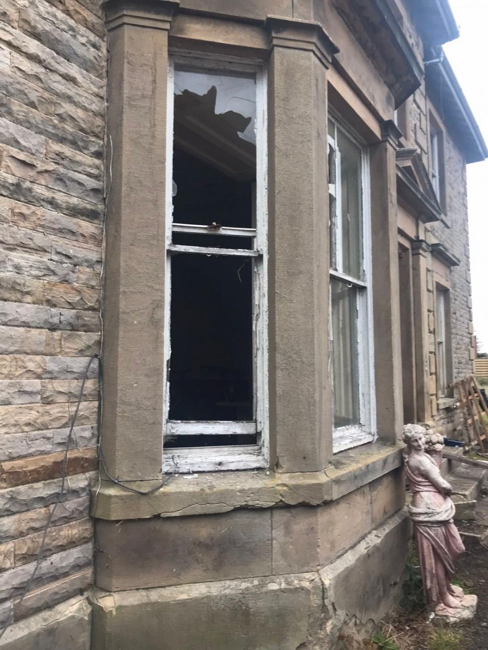 Doi pensionari au fost inspirați să cumpere un conac în ruină pe care l-au renovat, dar acum i-a transformat în niște oameni bogați 1024078