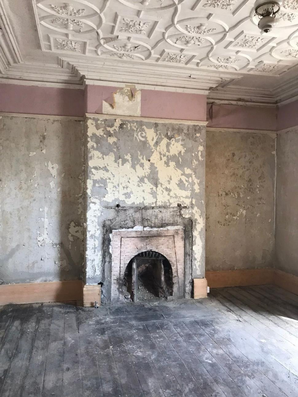 Doi pensionari au fost inspirați să cumpere un conac în ruină pe care l-au renovat, dar acum i-a transformat în niște oameni bogați 1024079